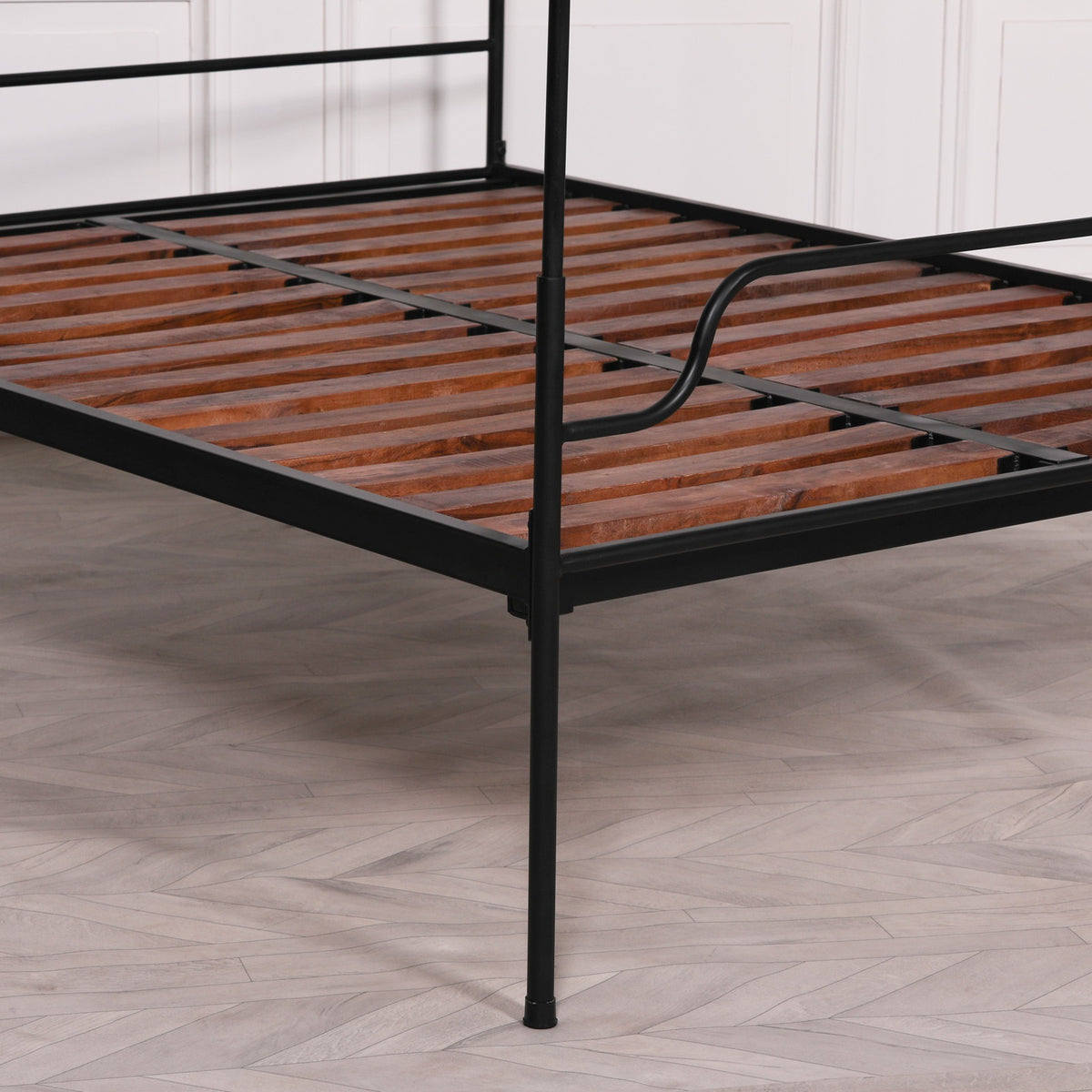 Aldwick Iron Four-Poster King Bed – Black