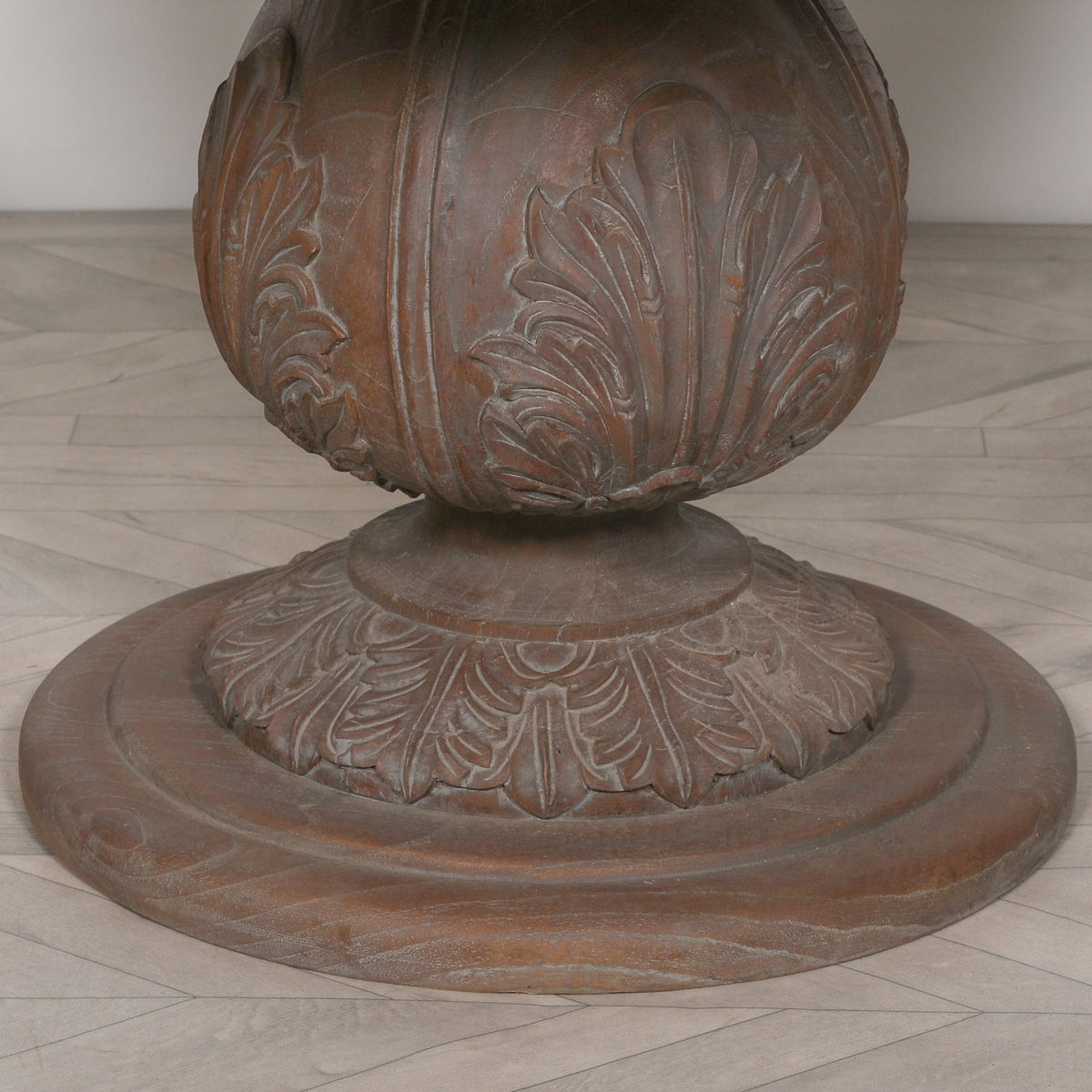 Oakmere Acorn Pedestal Round Dining Table 120cm – Reclaimed Cedar